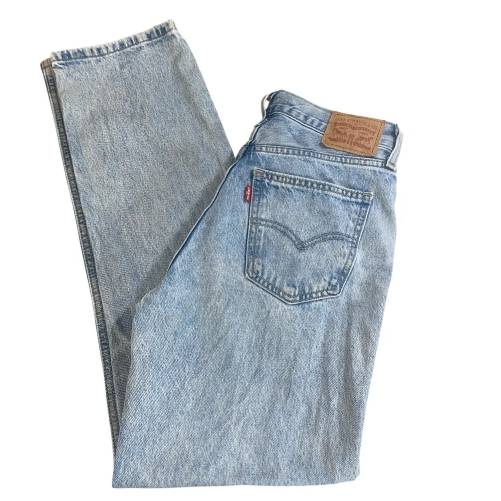 Levi’s Distressed Straight Leg Jeans Women’s Size 26‎ Medium Wash Flap Pocket